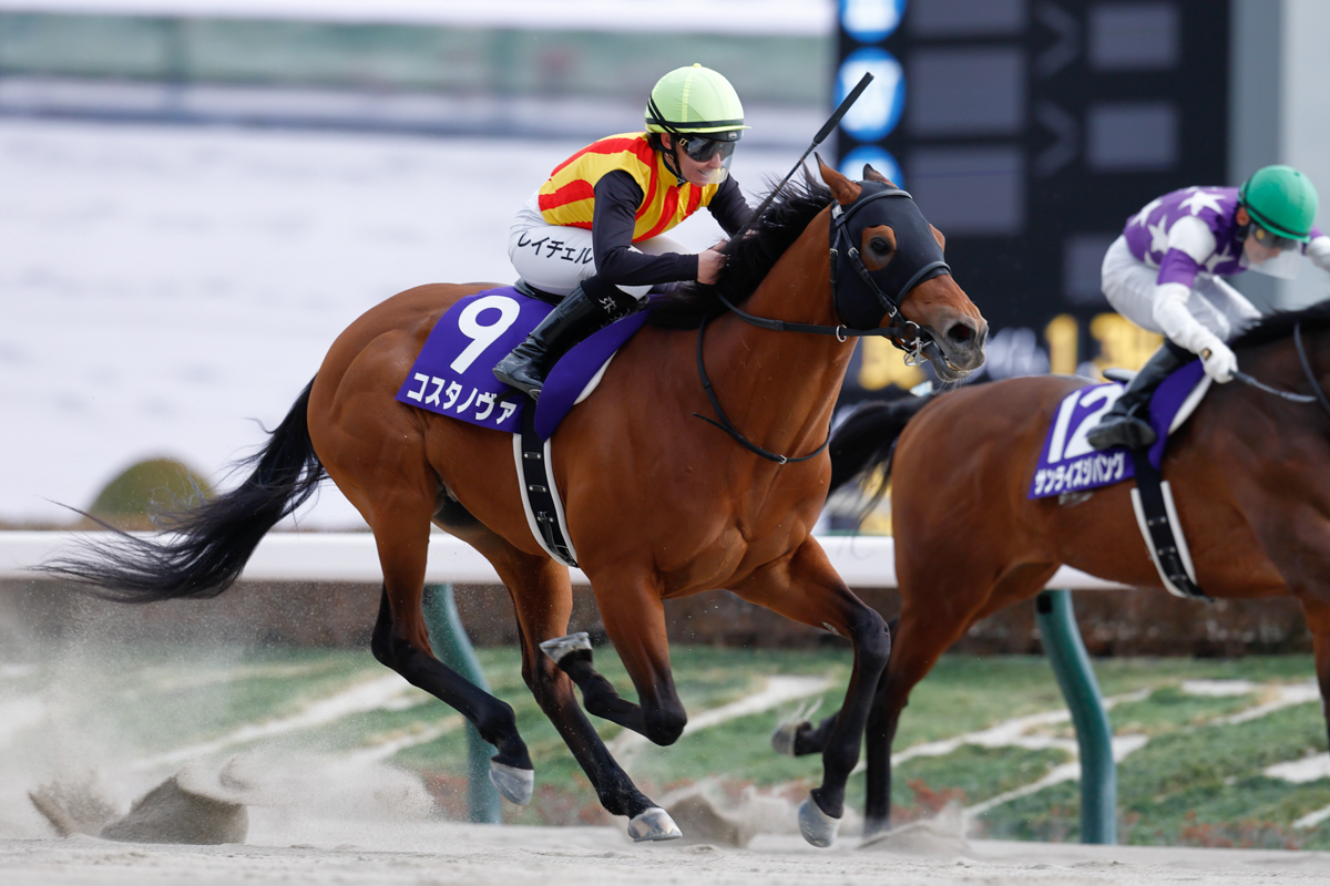 コスタノヴァは東京コース6戦6勝。内から差を詰めるサンライズジパングを3/4馬身差抑えた