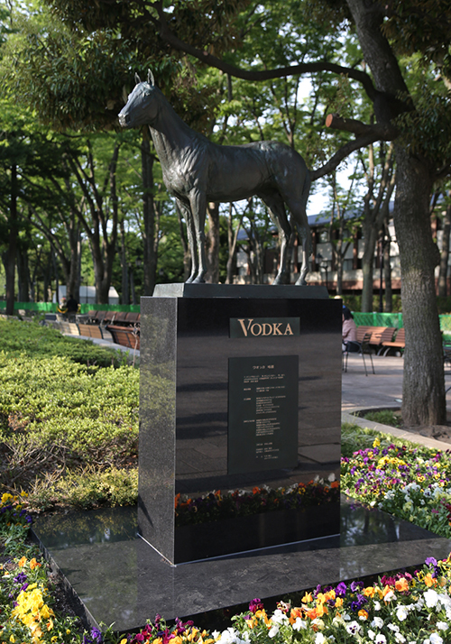 東京競馬場ローズヒルガーデン内に設置されたウオッカ像