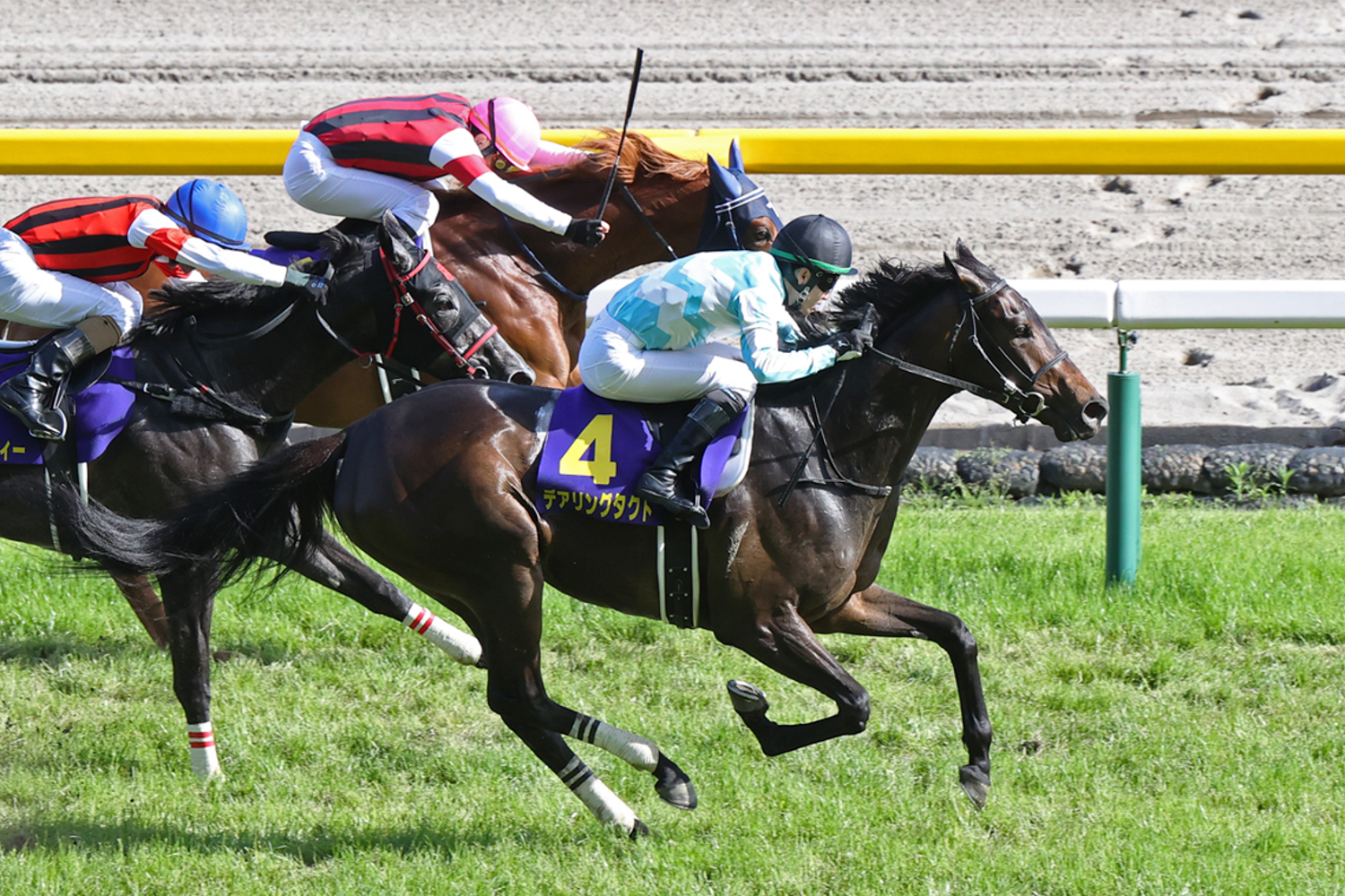 直線、馬群を縫って差し切ったデアリングタクト。無敗での牝馬二冠達成は63年ぶり2頭目