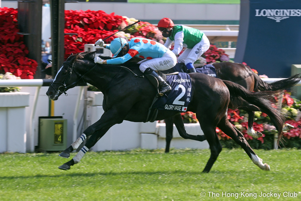 最後の直線で豪快に差し切ったグローリーヴェイズ。香港では３戦２勝２着１回の好成績を残している