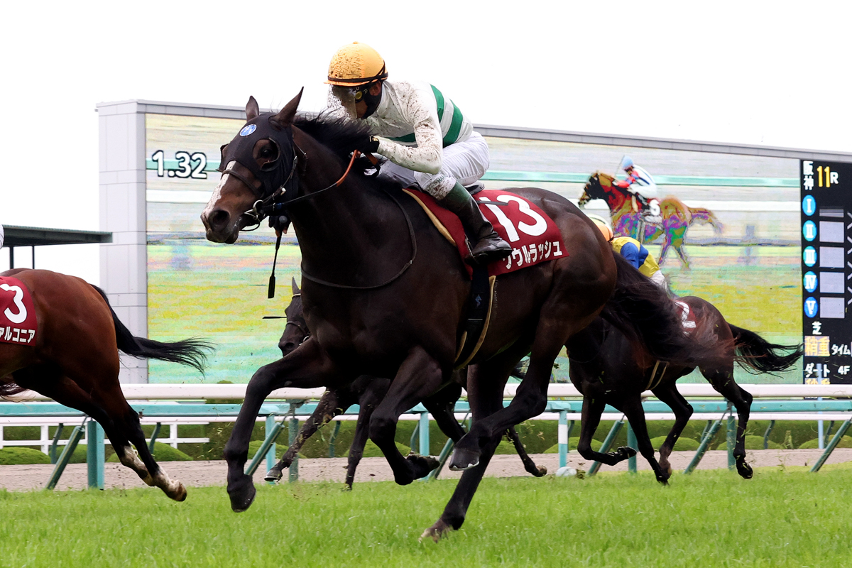 大外を通って豪快に差し切ったソウルラッシュ。浜中俊騎手にJRA通算1100勝目をプレゼントした