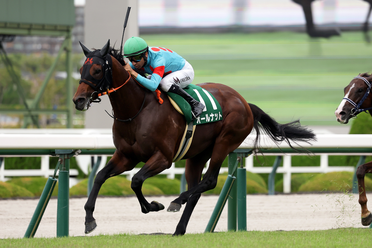 馬群をさばいて内から鋭く抜け出し、２着グランヴィノスに１馬身差をつけた