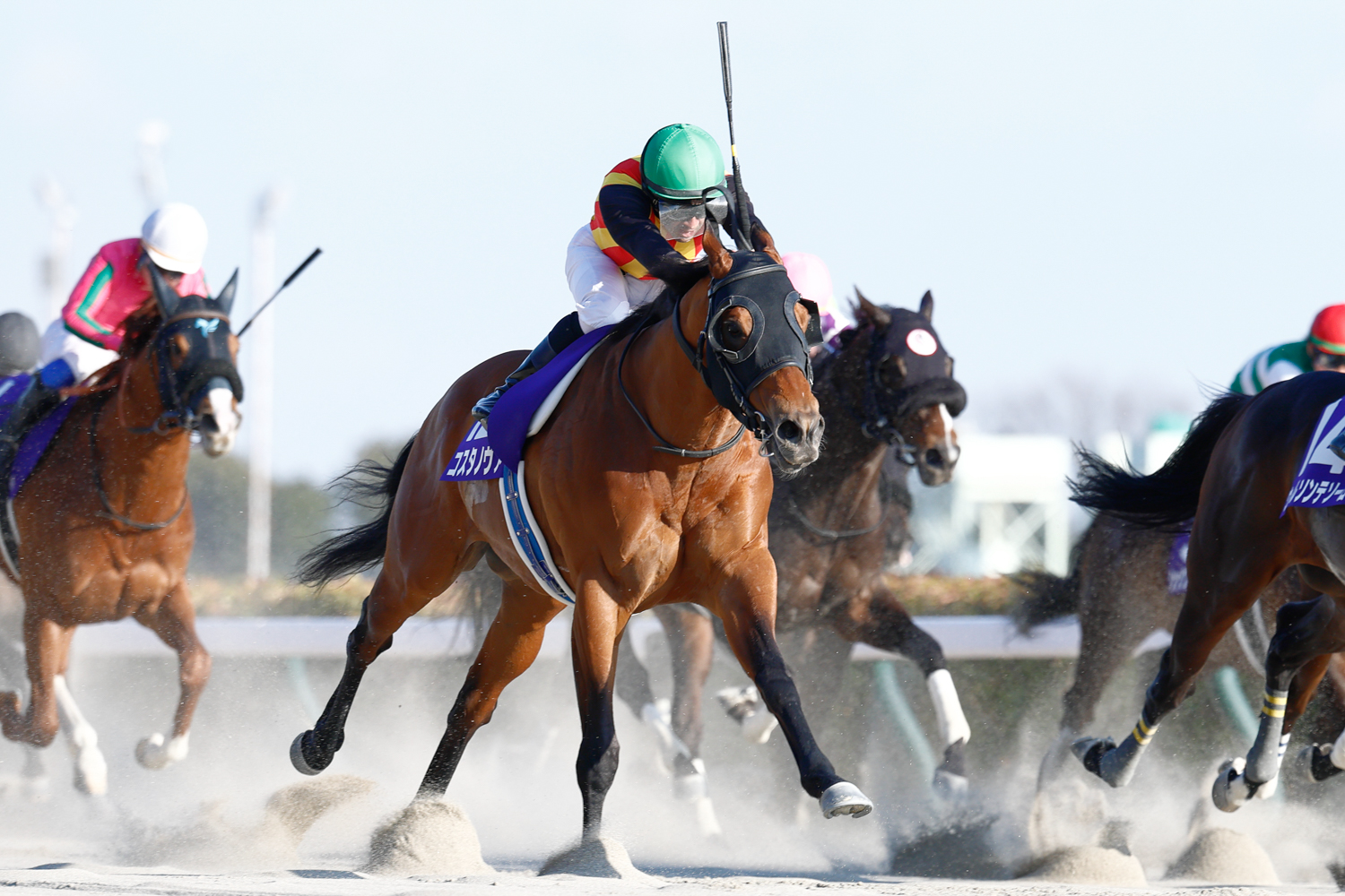コパノリッキー(2014・15年)、カフェファラオ(2021・22年)に続き、史上３頭目のフェブラリーＳ連覇を成し遂げた
