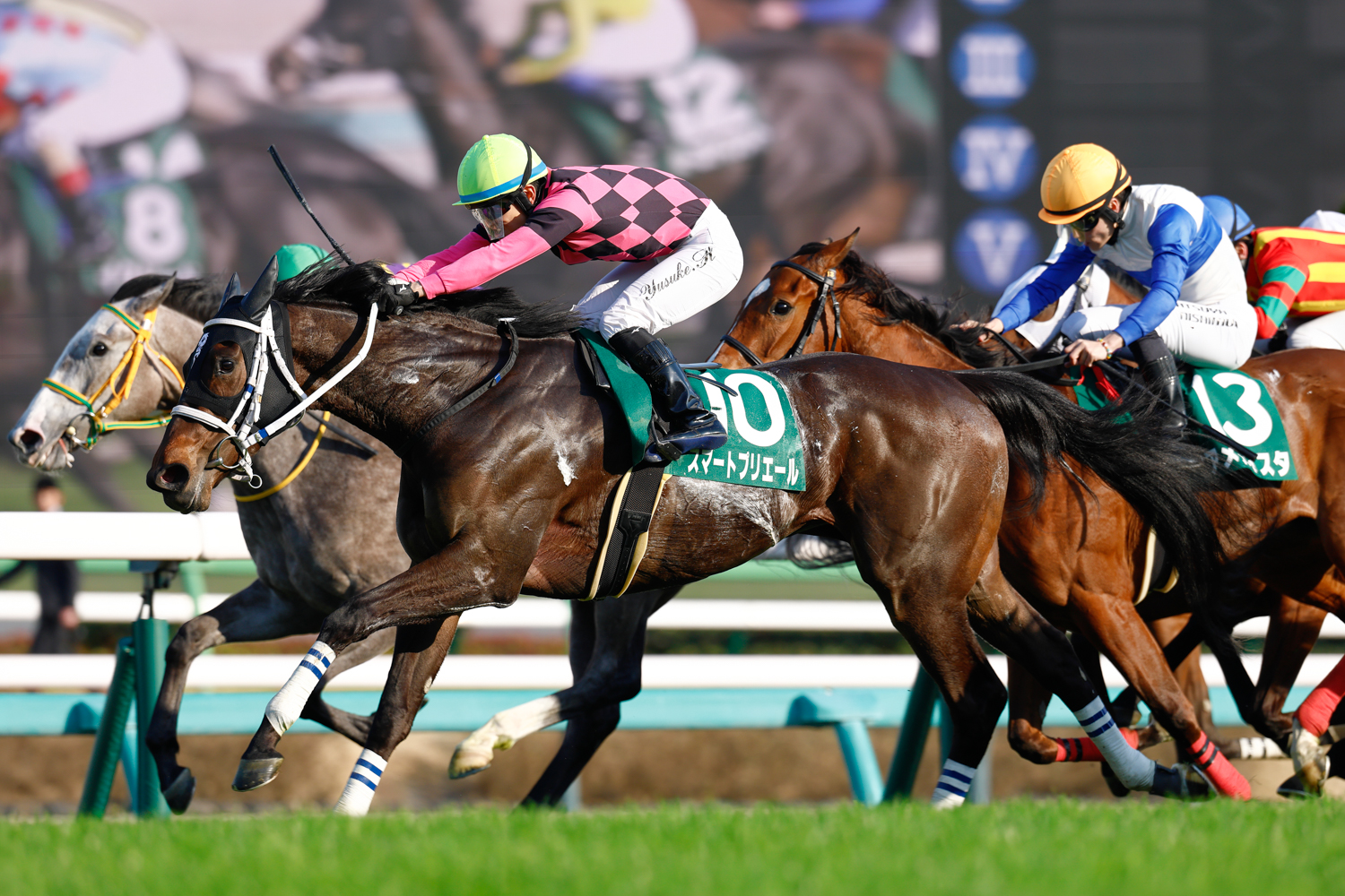 札幌２歳Ｓ３着馬スマートプリエールが最後の直線で鋭く追い込み、逃げたロンギングセリーヌに半馬身差を付けた