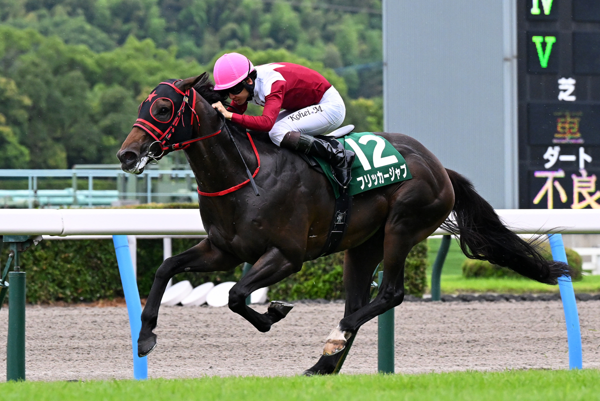 コースレコードの京都・鞍馬Ｓに続き、２番手から早めに先頭を奪ったフリッカージャブが後続の追撃を振り切った